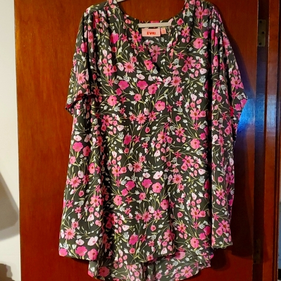 EVRI Tops - Gorgeous Floral Blouse 4X